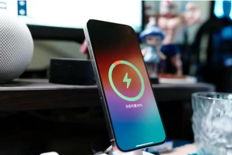 寻乌苹果15换屏服务分享用什么充电器给iPhone15充电更好 